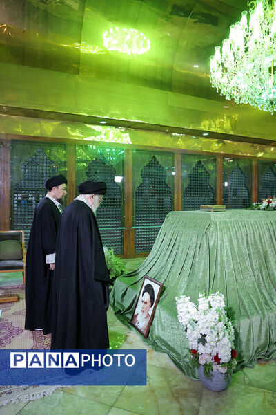 حضور رهبر معظم انقلاب در مرقد بنیانگذار جمهوری اسلامی ایران