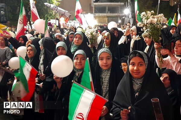 دختران «جان فدای ایران» در میدان امام خمینی(ره) ورامین 