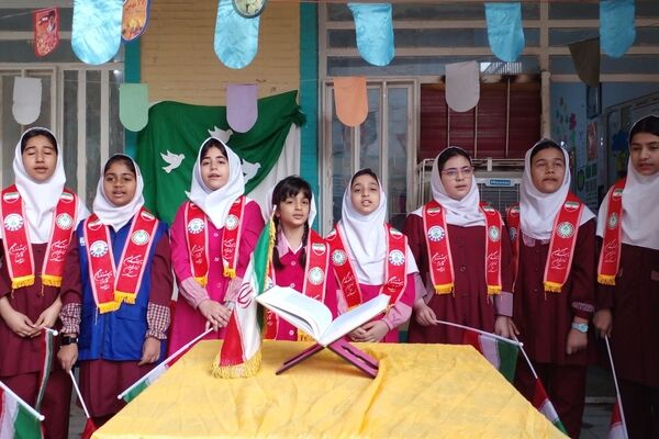 صبحی پرشور و نشاط در مدرسه غیردولتی مریم با اجرای گروه پیشتازان