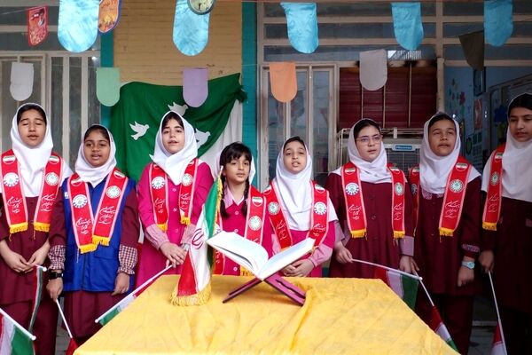 صبحی پرشور و نشاط در مدرسه غیردولتی مریم با اجرای گروه پیشتازان