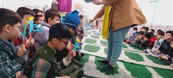 برگزاری جشن یادگیری عدد صد برای کلاس دومی‌های دبستان تصفیه چیها 