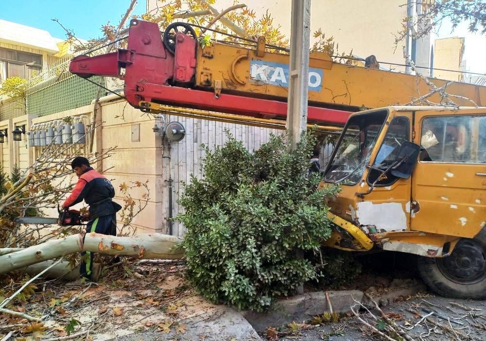 حادثه صبحگاهی در مشهد؛ سقوط جرثقیل بر دیوار خانه پس از برخورد با چند خودرو