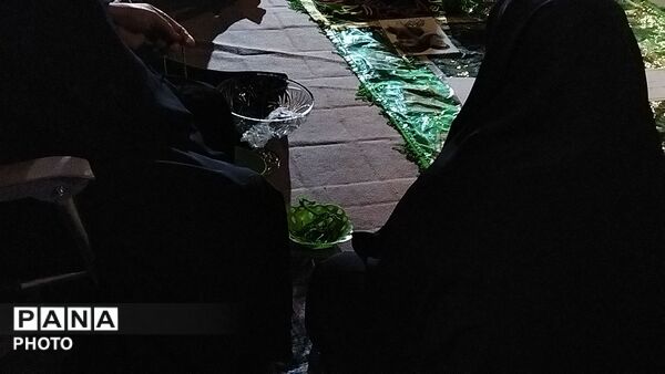 سفره صلوات با عکس رهبر شهید  در صد و بیست و ششمین شب از اجتماعات مردمی 
