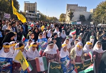 روز ۱۳ آبان: درخششی دیگر در تاریخ شهرستان سلسله با راهپیمایی دانش‌آموزان و مردم
