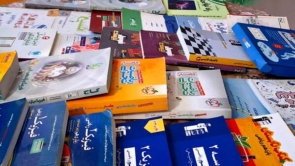 برپایی نمایشگاه کتب کمک‌درسی در دبیرستان دخترانه فاطمیه ناحیه یک کرج