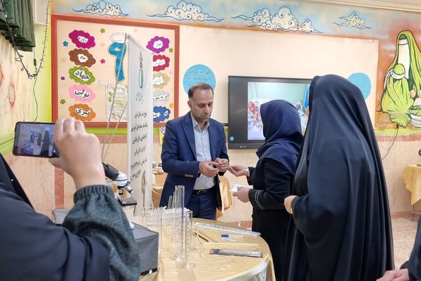 برپایی نمایشگاه صنایع آموزشی و فناوری‌های نوین در دبستان علوی 