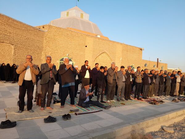 قرائت دعای باران و نماز جماعت در روستای دهنو خلیل آباد