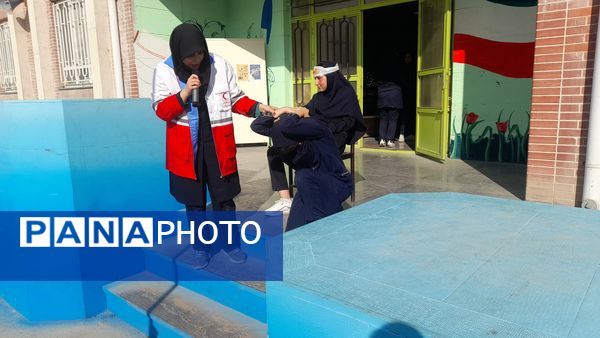 بیست و ششمین مانور سراسری زلزله و ایمنی در دبیرستان پروین اعتصامی ناحیه یک