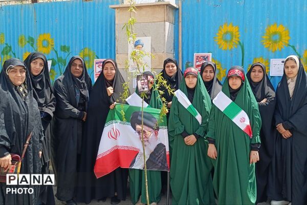کاشت نهال به یاد رهبر شهید و دانش‌آموزان شهید مدرسه شجره طیبه میناب