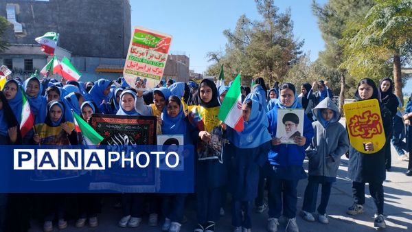 حضور پرشور دانش آموزان در راهپیمایی ۱۳ آبان ماه 