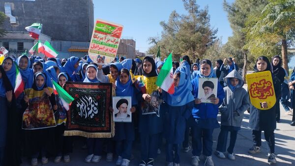 حضور پرشور دانش آموزان در راهپیمایی ۱۳ آبان ماه 