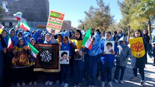 حضور پرشور دانش آموزان در راهپیمایی ۱۳ آبان ماه 