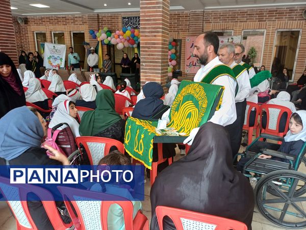 تهیه ویلچر برای دانش‌آموزان کم توان