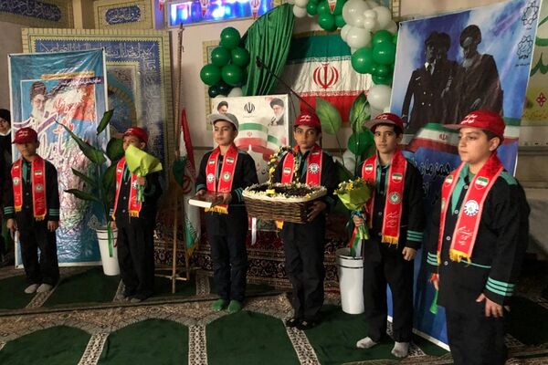 اجرای مانور یاوران انقلاب توسط دانش‌آموزان دبستان شاهد شهید قدوسی ناحیه 2 شهرری 