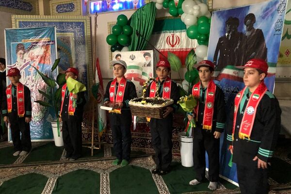 اجرای مانور یاوران انقلاب توسط دانش‌آموزان دبستان شاهد شهید قدوسی ناحیه 2 شهرری 