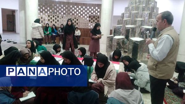 بازدید دانش‌آموزان پایه نهم دبیرستان دخترانه ابویی‌نژاد از موزه دفاع مقدس