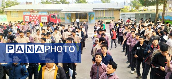 حضور آتش‌نشانان در دبیرستان میثاق کاشمر