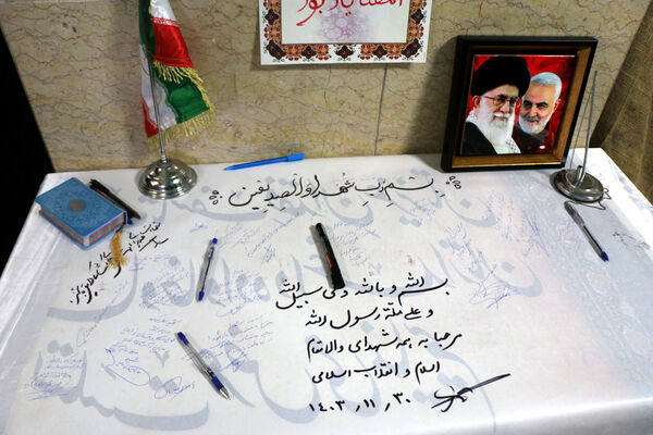 جلوه‌هایی از انس و ارادت دختران دانش‌آموز مدرسه انقلاب اسلامی۲ قم به شهیدان