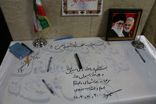 جلوه‌هایی از انس و ارادت دختران دانش‌آموز مدرسه انقلاب اسلامی۲ قم به شهیدان