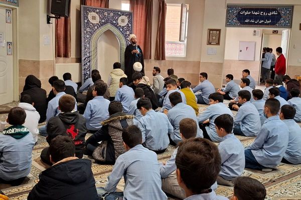 برپایی نماز جماعت در مدرسه انصارالمهدی قرچک 