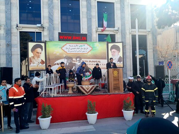 آیین گلباران تمثال امام خمینی(ره) در آغاز دهه فجر