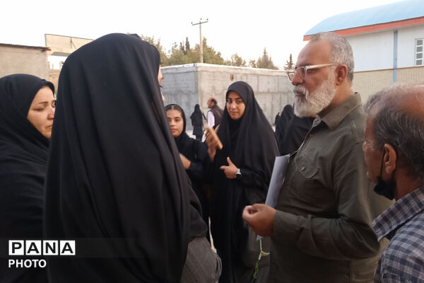 دیدار خانواده های شهدای میناب با دانش آموزان مدرسه حضرت زینب لردگان