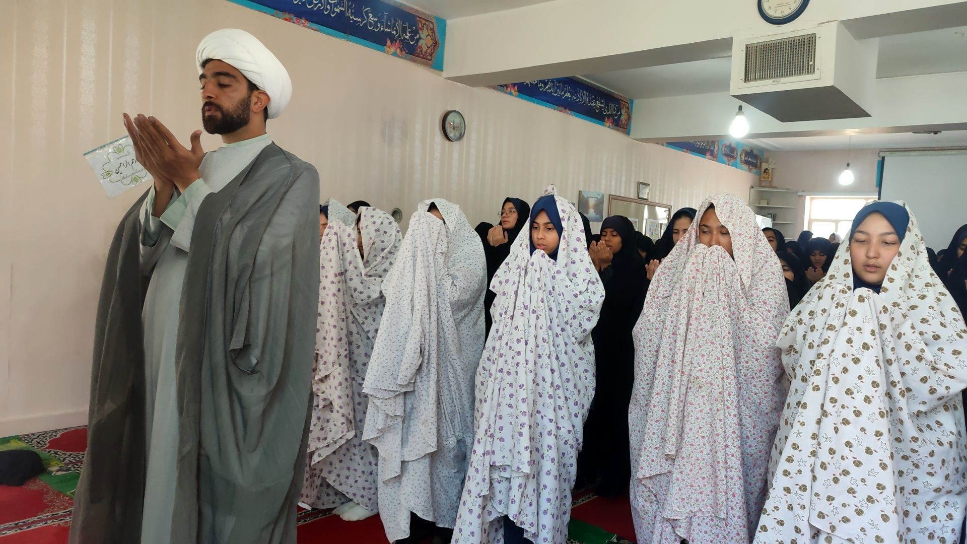 محفل نماز جماعت در دبیرستان شاهد تکتم