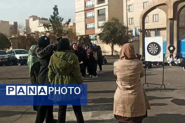المپیاد ورزشی درون مدرسه‌ای به مناسبت گرامیداشت دهه فجر در آموزشگاه آرمینه مصلی نژاد شهرری