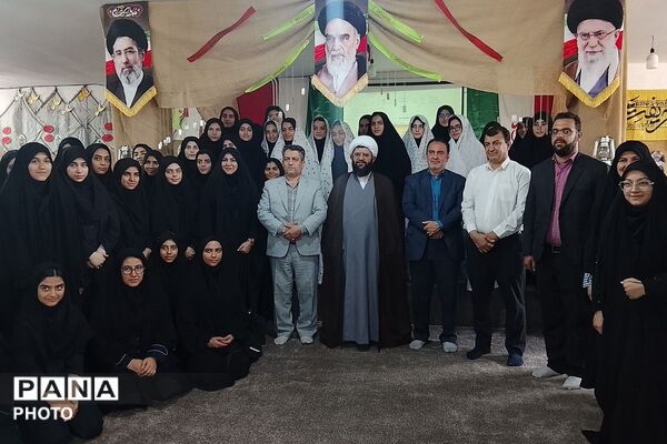 اقامه نماز جماعت در مدرسه شاهد مرضیه با حضور مسئولان آموزش‌وپرورش پاکدشت
