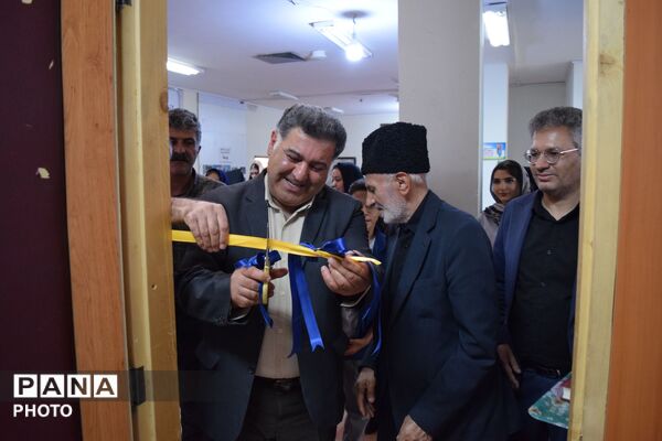 هنرمندان باباحیدر، نگارخانه آفتاب را گلباران کردند
