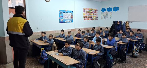 آموزش مصرف درست گاز همزمان با سرد شدن هوا در دبستان ملاصدرا در شهرستان قدس