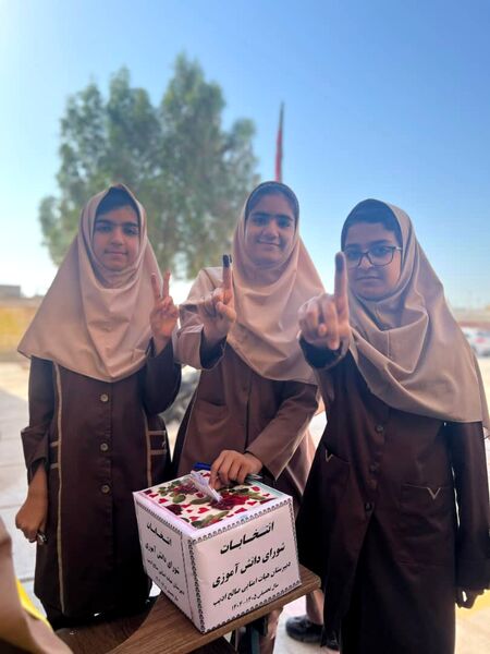 انتخابات پرشور شورای دانش‌آموزی در مدرسه صالح ادیب