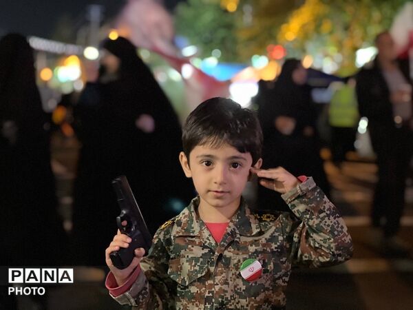 حضور کودکان انقلابی کرج در راهپیمایی‌های شبانه