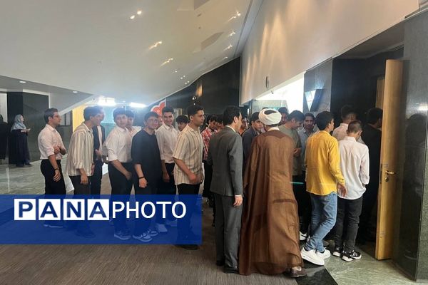 بازدید دانش آموزان دبیرستان نمونه آیت‌الله خامنه‌ای کاشمر از مجلس شورای اسلامی