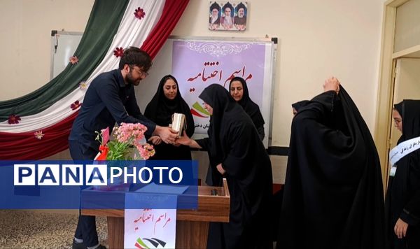 اختتامیه کانون یاریگران زندگی در دبیرستان ۱۵ خرداد 