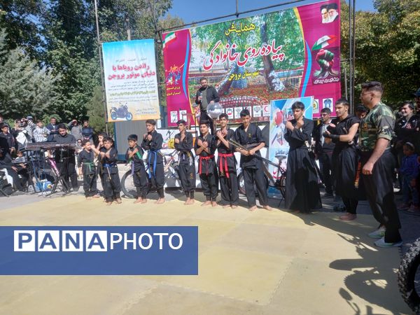 همایش پیاده‌روی خانوادگی در منطقه گردشگری سیاسرد بروجن