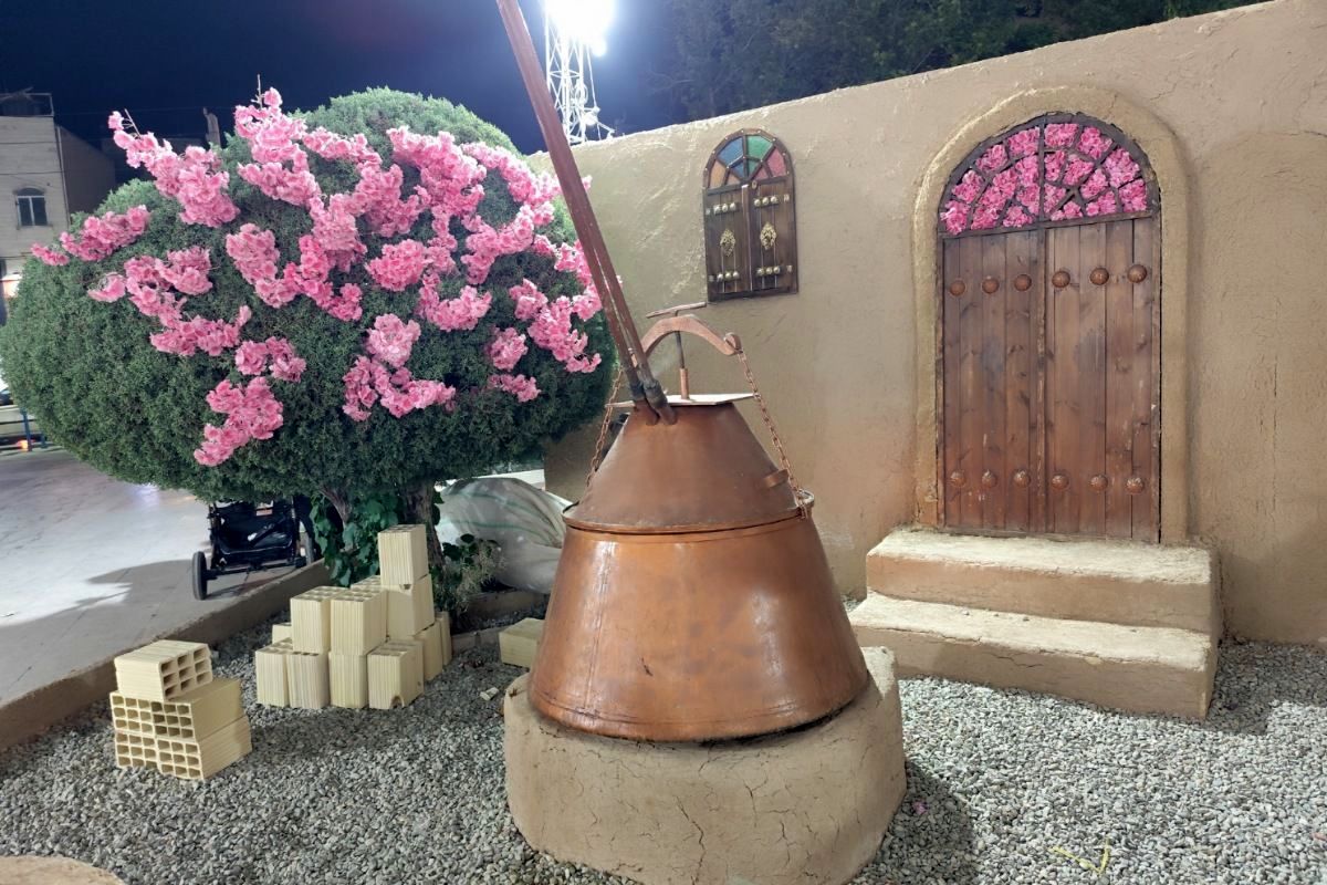 جشنواره گلاب‌گیری و صنایع‌دستی؛ پیوند عطر سنت و هنر ایرانی
