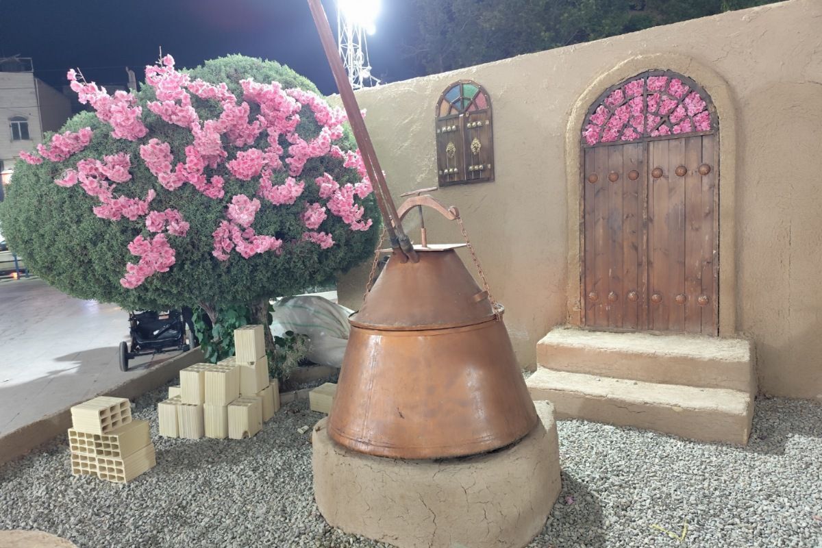 جشنواره گلاب‌گیری و صنایع‌دستی؛ پیوند عطر سنت و هنر ایرانی