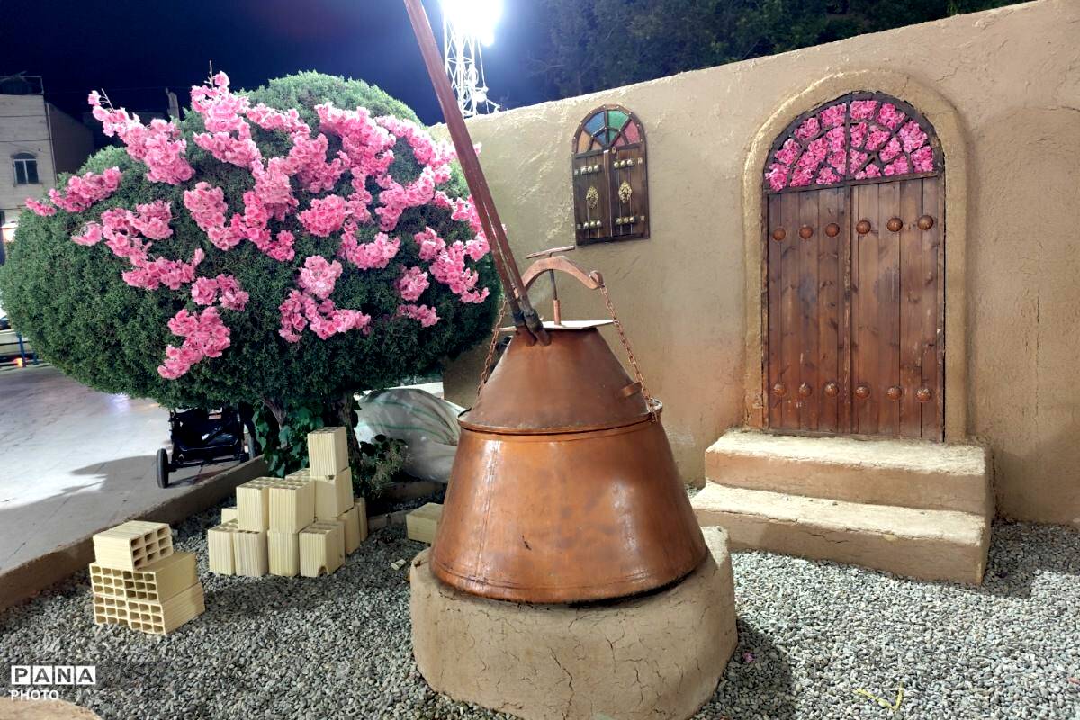 جشنواره گلاب‌گیری و صنایع‌دستی؛ پیوند عطر سنت و هنر ایرانی
