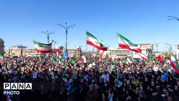  تشییع پیکر شهدا در میدان امام خمینی (ره) همدان با حضور حماسی مردم همیشه در صحنه