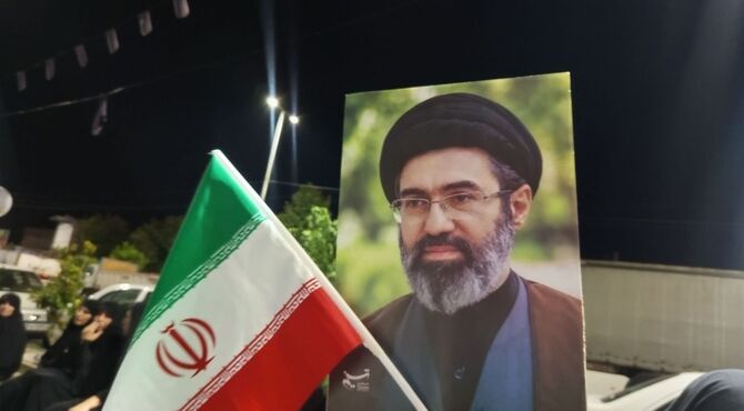 طنین دوباره «لبیک یا خامنه‌ای» در معمولان
