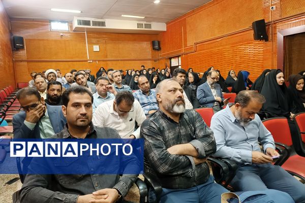 نشست هماهنگی مدیران ورامین برای برگزاری برنامه‌های یوم‌الله ۱۳ آبان