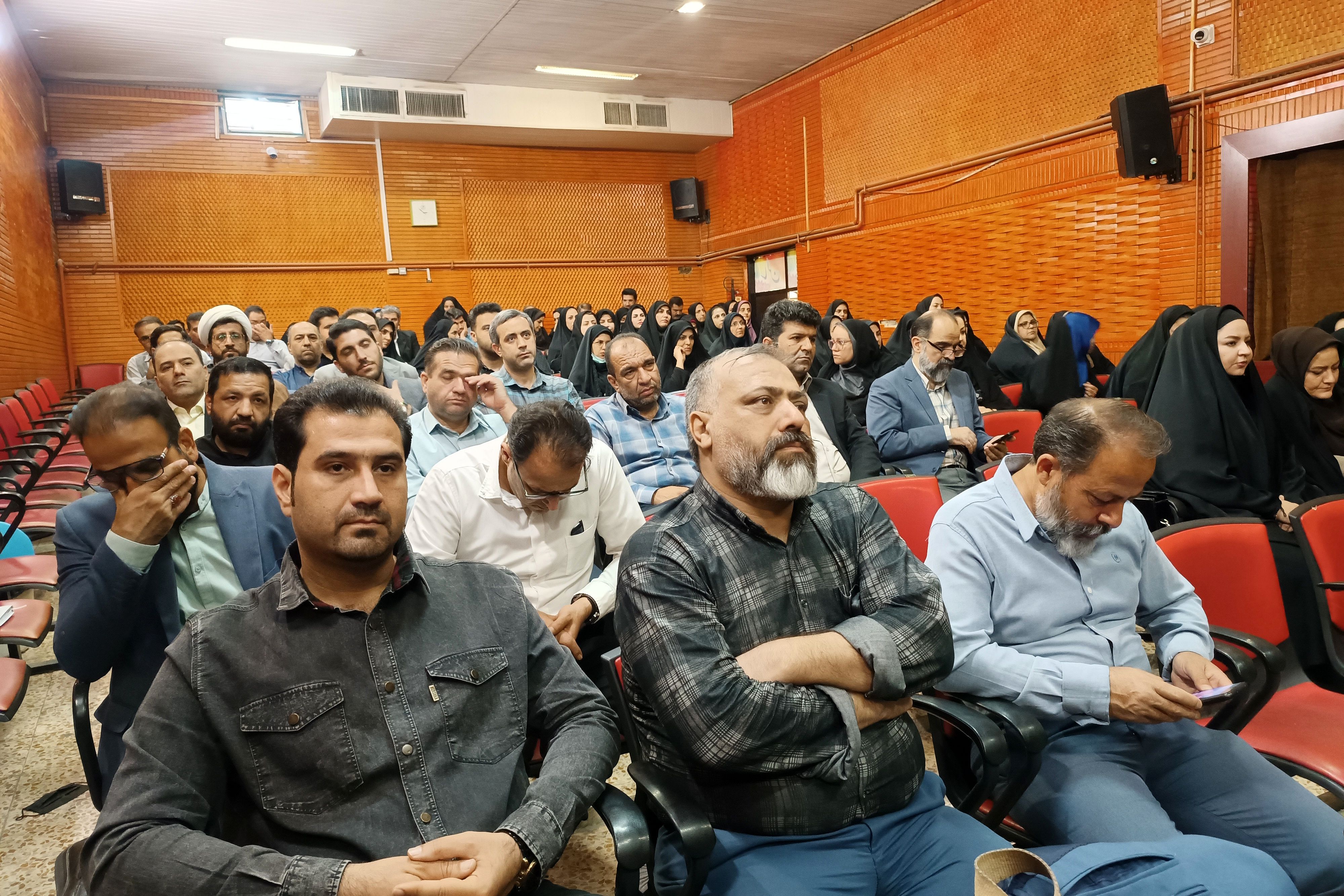 نشست هماهنگی مدیران ورامین برای برگزاری برنامه‌های یوم‌الله ۱۳ آبان