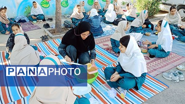 روزی شاد در دبستان سمیه کاشمر 