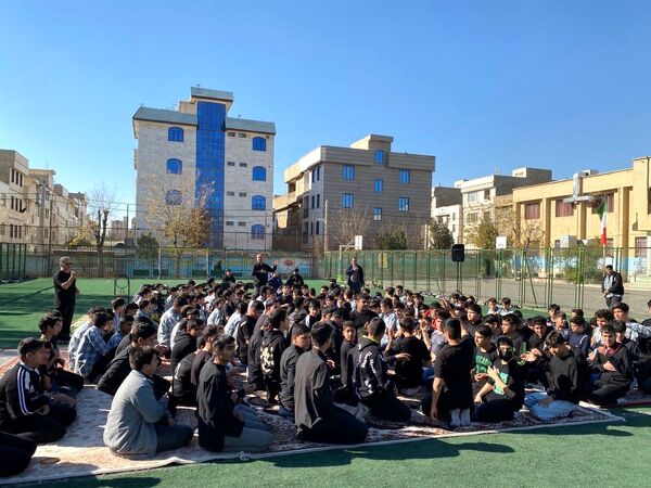 دانش‌آموزان مدرسه شاهد شهید کاظمی در سوگ شهادت حضرت فاطمه (س)