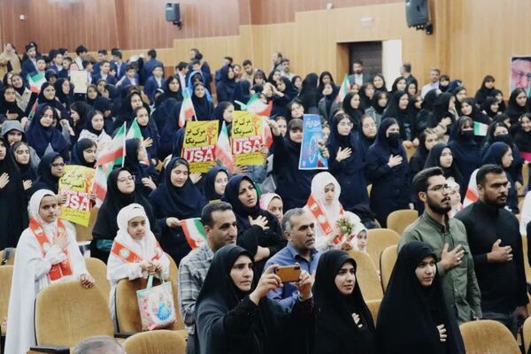 تجمع دانش‌آموزان آموزشگاه‌های شمال غرب شیراز در روز دانش‌آموز