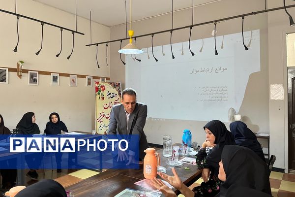 کارگاه آموزشی «مهارت‌های برقراری ارتباط با نوجوان » در هنرستان قدس ناحیه دو شهرری 