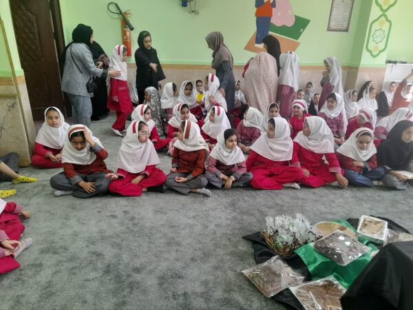مراسم معنوی روضه حضرت فاطمه زهرا (س) در دبستان فردوس