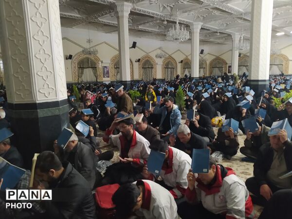 مردم کاشمر در زیارتگاه شهید مدرس قرآن بر سر گرفتند