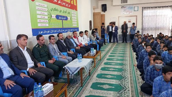 مراسم هفته گرامیداشت پدافند غیرعامل در دبیرستان دور اول صدرا مهریز